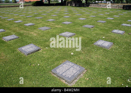 Lignes de plaques commémoratives avec les noms des soldats allemands tombés dans le cimetière allemand de Langemark, près de Langemark, Belgique. Banque D'Images