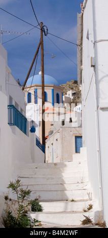 Petite ruelle en blanc les étapes menant à l'église au dôme bleu dans la Chora, île de Serifos Cyclades Grèce Mer Egée Banque D'Images