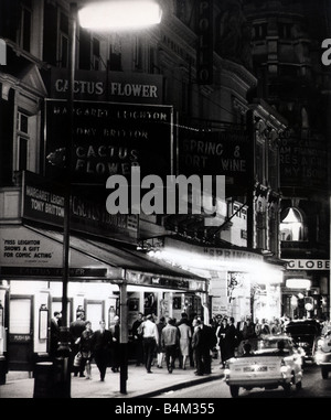 Néons annoncer la jouer La Fleur de Cactus à l'extérieur de l'Apollo Theatre de Londres amateurs de théâtre Scène de rue signe Vie nocturne juillet 1967 Mirrorpix Éclairage Banque D'Images