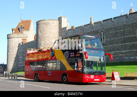 Visite de la ville en bus à toit ouvert le château de Windsor, Windsor, Berkshire, Angleterre, Royaume-Uni Banque D'Images