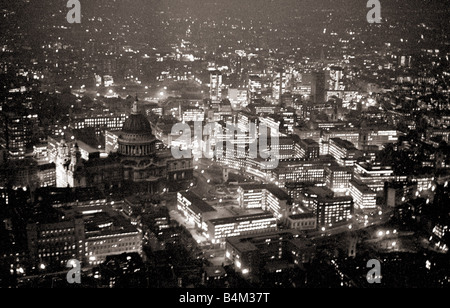 Vue aérienne de Londres, Novembre 1964 Cette photo d'un hélicoptère volant à environ 8000 pieds au-dessus de la Tamise indique la saturation du centre de Londres par la plupart des immeubles de bureaux de l'office sur la photo ont été construits sur la zone bombardée en 1940, la cathédrale de Saint Paul Saint Paul 1960 Londres la nuit s9969 36a Mirrorpix Banque D'Images