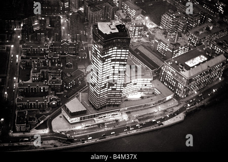 Vue aérienne de Londres, Novembre 1964 Cette photo d'un hélicoptère volant à environ 8000 pieds au-dessus de la Tamise indique la saturation du centre de Londres par la plupart des bureaux de l'office sur la photo ont été construits sur la zone bombardée en 1940 Mill bank 1960 London Skyline at Night Mirrorpix Banque D'Images