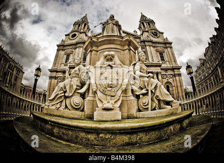 Statue de la reine Anne à l'extérieur de la cathédrale Saint-Paul de Londres, prise avec un objectif en forme de œil de poisson. Londres, Royaume-Uni Banque D'Images