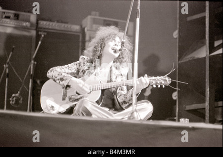 Marc Bolan en concert à Wembley Pool Empire e assis sur stage cross legged joue de la guitare et chanter dans le micro les yeux fermés Concert Pop T Rex Ringo Starr était présent lors du concert 72 3455 1803 1972 1970 Mirrorpix Marsh Banque D'Images