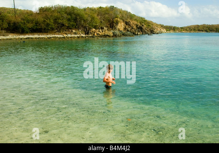 Garçon de patauger dans la mer, de Saint John, USVI Banque D'Images