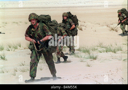 Les ingénieurs britanniques arrivent en Arabie saoudite au début de la crise du Golfe, les ingénieurs britanniques arrivant en Arabie Saoudite à lutter pour les forces alliées à l'opération Tempête du désert sur le 2 août 1990 les troupes iraquiennes sous les ordres de leur commandant en chef et le Président Saddam Hussein ont marché sur le Koweït Saddam Hussein raisons du invasiom contesté était plus d'un champ de pétrole à partir de laquelle il accusait le Koweït d'avoir volé 25 milliards de dollars de pétrole mais ses revendications ont été ses actions earnt condamnation lui Mois de diplomatie préventive et de discussions difficiles rien réglé de sorte que l'Organisation des Nations Unies avait peu Banque D'Images