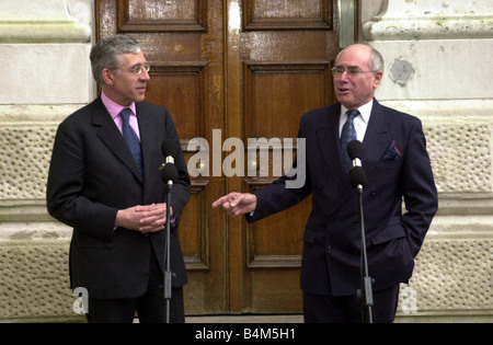 Le Premier ministre australien John Howard R Mars 2002 tient une conférence de presse avec la ministre des Affaires étrangères, Jack Straw, le Commonwealth a sauvé sa réputation en prenant une ligne dure à l'encontre du Zimbabwe Howard a dit que sa rencontre avec le Président nigérian Olusegun Obasanjo et le président sud-africain, Thabo Mbeki a été largement prévu pour retarder toute action contre le président du Zimbabwe, Robert Mugabe, dont la réélection controversée la semaine dernière avait divisé le groupe des 54 anciennes colonies britanniques principalement vers le bas les lignes raciales Mirrorpix Banque D'Images