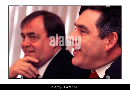 Le ministre des Finances Gordon Brown Septembre 2002 parler avec John Prescott lors d'une conférence de presse sur les partenariats public-privé s'est tenue à l'Institut du Commonwealth Banque D'Images