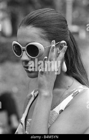 L'actrice Virginia North 1967 joué James Bond girl qui a épousé 007 dans le film sur les services secrets de Sa Majesté portant des lunettes fashion Beachwear tenue le par chaîne qui sert également de boucles Banque D'Images