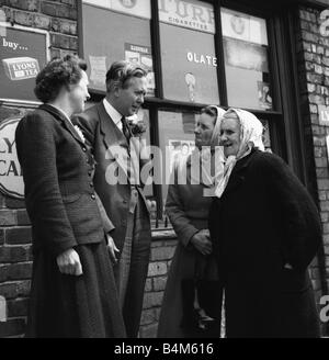 Harold Wilson un futur premier ministre briguer les suffrages à Huyton Liverpool où il est le candidat du Travail 1955 vu ici avec sa femme Marie Banque D'Images