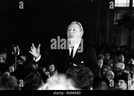 Le chef conservateur Edward Heath Décembre 1965 Mener un concert de chants de Noël Banque D'Images