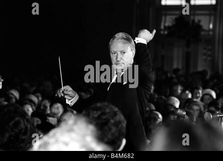 Le chef conservateur Edward Heath Décembre 1965 Mener un concert de chants de Noël Banque D'Images