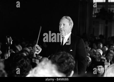 Le chef conservateur Edward Heath Décembre 1965 Mener un concert de chants de Noël Banque D'Images