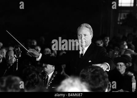 Le chef conservateur Edward Heath Décembre 1965 Mener un concert de chants de Noël Banque D'Images