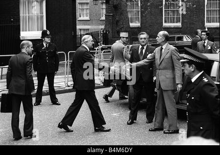 Le premier ministre James Callaghan Mai 1977 Le sommet de la nationale 7 4 Réunion au sommet au 10, Downing Street Jim Callaghan vu ici Giscard d Estaing souhaits Banque D'Images