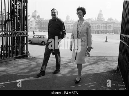 James Callaghan, chancelier de l'Échiquier Mai 1966 marche à travers St James Park Londres à prendre des photos Banque D'Images