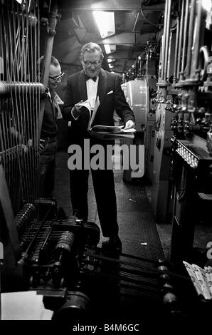 James Callaghan, chancelier de l'Échiquier Jan 1966 et d'autres invités sont présentés autour de l'immeuble du Daily Mirror à Holborn Circus Londres Après un dîner de travail dans le bâtiment vu ici dans la salle des machines avec l'Imperial FOC Jim Stone Banque D'Images