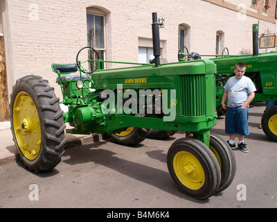Tracteur John Deere Modèle 50 avec d'autres tracteurs classic parée pour la 4e Parade Juillet Williams AZ US Banque D'Images