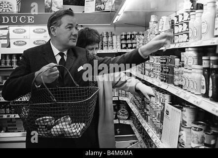 Chancelier de l'Échiquier James Callaghan MP Mai 1967 avec son épouse l'achat avec la nouvelle monnaie décimale Photocall au moment où a décidé d'aller de l'avant avec nouveau monnaie décimale Mirrorpix Banque D'Images