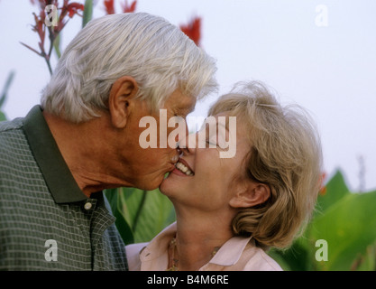 Parc mature couple kissing Banque D'Images
