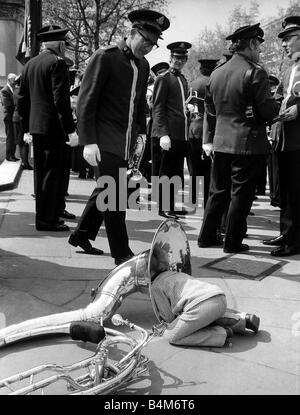 François Audigier 3 peu Darran Raynes de Surrey semble destiné à perdre la tête en matière de musique, d'essayer de me glisser dans l'entreprise d'un tuba pour voir où tous les oopah provient de l'Armée du Salut Regent Hall Corp était à Oxford Street se préparent à célébrer leur 90e anniversaire en jouant devant la Reine à Buckingham Palace Mai 1972 Banque D'Images