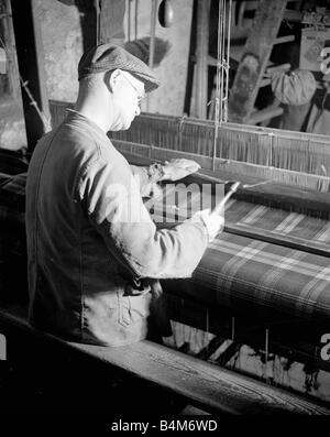 Willie à l'aide d'un Meisle loom pour tisser un tartan vers 1930 Banque D'Images