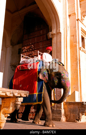 L'Inde, le Rajasthan, l'éléphant et mahout sortant par la porte principale du Fort Amber à Jaipur, Banque D'Images