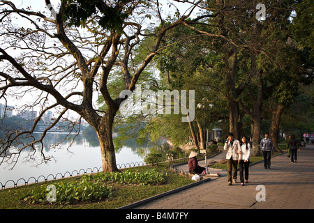 Une vue sur le parc populaire autour du lac Hoan Kiem Banque D'Images