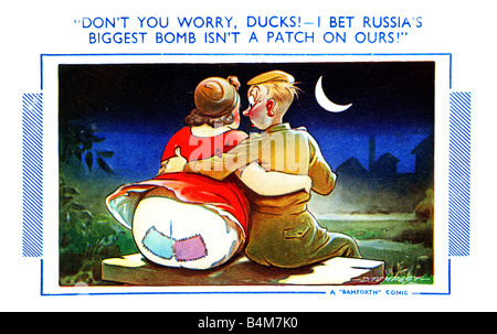 Bamforth Comic La carte postale utilisée 1952 avec la guerre froide par Douglas Tempest. Pour un usage éditorial uniquement Banque D'Images
