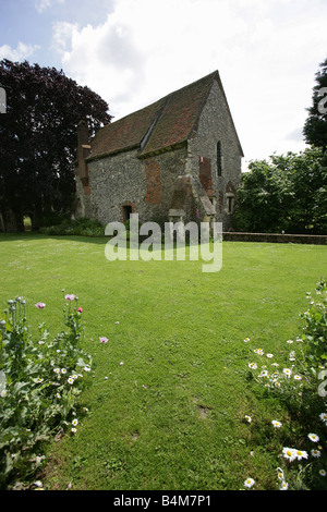 Ville de Canterbury, Angleterre. Le Jardin Franciscain avec chapelle de Greyfriars sur Canterbury's River Stour. Banque D'Images