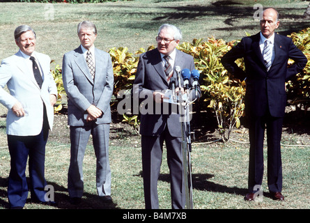 James Callaghan, premier ministre du Travail une adresses réunion au sommet avec le président Carter Président d'Estaing et du chancelier Schmidt dans l'arrière-plan Banque D'Images