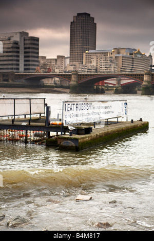 Manger des ordures barge sur la Tamise Banque D'Images