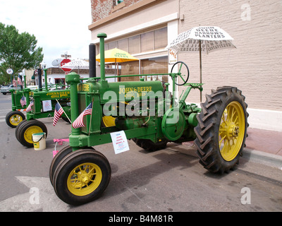 1936 John Deere Model un tracteur avec d'autres tracteurs classic parée pour la 4e Parade Juillet Williams AZ Banque D'Images