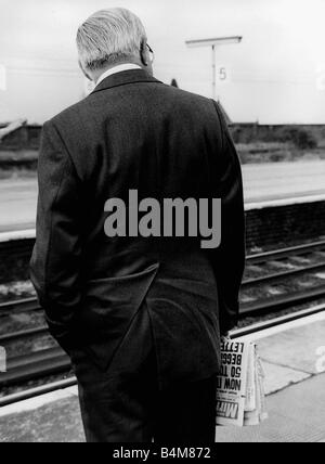 James Callaghan, chef du Parti travailliste représenté sur Wigan Station comme il attend le train pour Londres où il dira à son parti ce qu'il a décidé de faire partir ou rester 1980 Banque D'Images