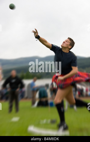 Grande sportive à propos de mettre le feu sur la collecte de Cowal. Jeux écossais traditionnel qui se tient chaque année à Dunoon en Ecosse Banque D'Images