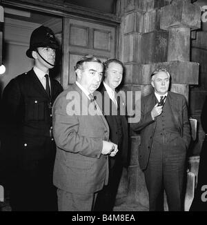 S DU TRAVAIL, George Brown Hugh Gaitskill et Harold Wilson arrive à Downing Street pour une réunion avec le premier ministre conservateur MacMillan pendant la crise de Cuba en 1962 était le dirigeant du travail Gaitskell et Brown son adjoint mais Wilson a été l'étoile montante à l'époque l'URSS et les Etats-Unis sont au bord de la guerre nucléaire sur des missiles soviétiques à Cuba et les dirigeants de l'opposition ont été informés sur les actions du gouvernement dans l'année Gaitskell était mort et Wilson défait Brown à la direction Banque D'Images