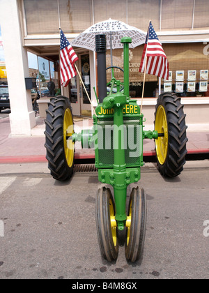 Restauré 1936 Modèle John Deere Tracteur B avec d'autres tracteurs classic parée pour la 4e Parade Juillet Williams AZ US Banque D'Images