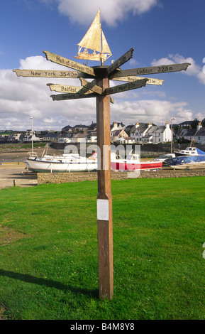 Port William sur le bord de la baie de Luce dans le Machars de Galloway signe la direction et la distance, près du port l'Ecosse UK Banque D'Images