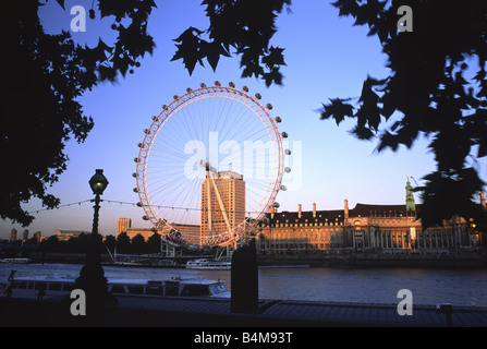 La roue du millénaire au coucher du soleil, la ville de Londres, Angleterre, RU Banque D'Images