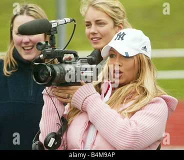 Jodie Marsh Mars 2003 s'amuser avec l'appareil photo alors qu'elle prend une pause de la formation pour les Jeux de la chaîne de télévision Channel 4 Investiture Lady Isabella Mirrorpix Hervey en arrière-plan Banque D'Images