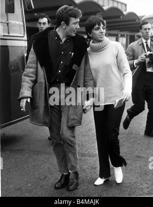 Singer Liza Minnelli 20 ans Octobre 1966 elle est de jouer le rôle d'une secrétaire américaine dans son premier film Charlie Bubbles une partie de ce qui est tourné dans le nord après son arrivée à l'aéroport de Manchester, Liza sprinté à partir de l'avion de ligne de jeter ses bras autour du film s star Albert Finney, Liza et Albert Finney Banque D'Images