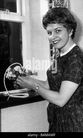 Anne Reid Juillet 1961 L'actrice qui joue une coiffure dans le programme TV Coronation Street Banque D'Images