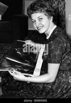 Anne Reid Juillet 1961 L'actrice qui joue une coiffure dans le programme TV Coronation Street Banque D'Images