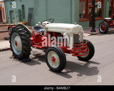 Tracteur Ford Modèle 8N avec d'autres tracteurs classic parée pour la 4e Parade Juillet Williams AZ Banque D'Images