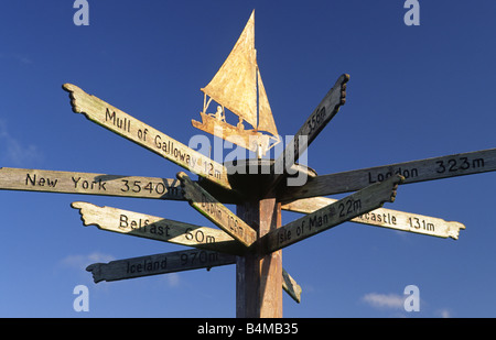 Port William sur le bord de la baie de Luce dans le Machars de Galloway la direction et la distance, poteau de signalisation près du port Scotland UK Banque D'Images