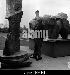 L'artiste et sculpteur Henry Moore à l'extérieur de son studio d'un sur deux morceaux de son travail 1963 Banque D'Images