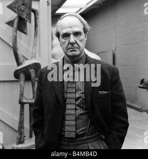 Henry Moore Sculpture 1963 Artiste et à l'extérieur de son studio avec son travail Banque D'Images