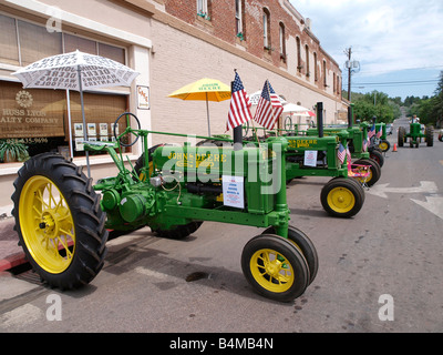 Restauré 1936 Modèle John Deere Tracteur B avec d'autres tracteurs classic parée pour la 4e Parade Juillet Williams Arizona, États-Unis Banque D'Images