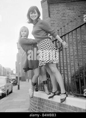 L'actrice Felicity Kendal avec Wendy Mars 1967 Varnella qui apparaissent ensemble dans le plat jouer personne inconnue debout sur un mur portant des jupes courtes Banque D'Images