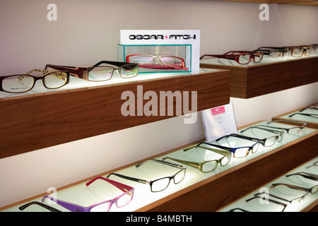 Verres de lunettes Concepteur sur l'affichage dans un quartier branché High Street Opticiens Shop Banque D'Images